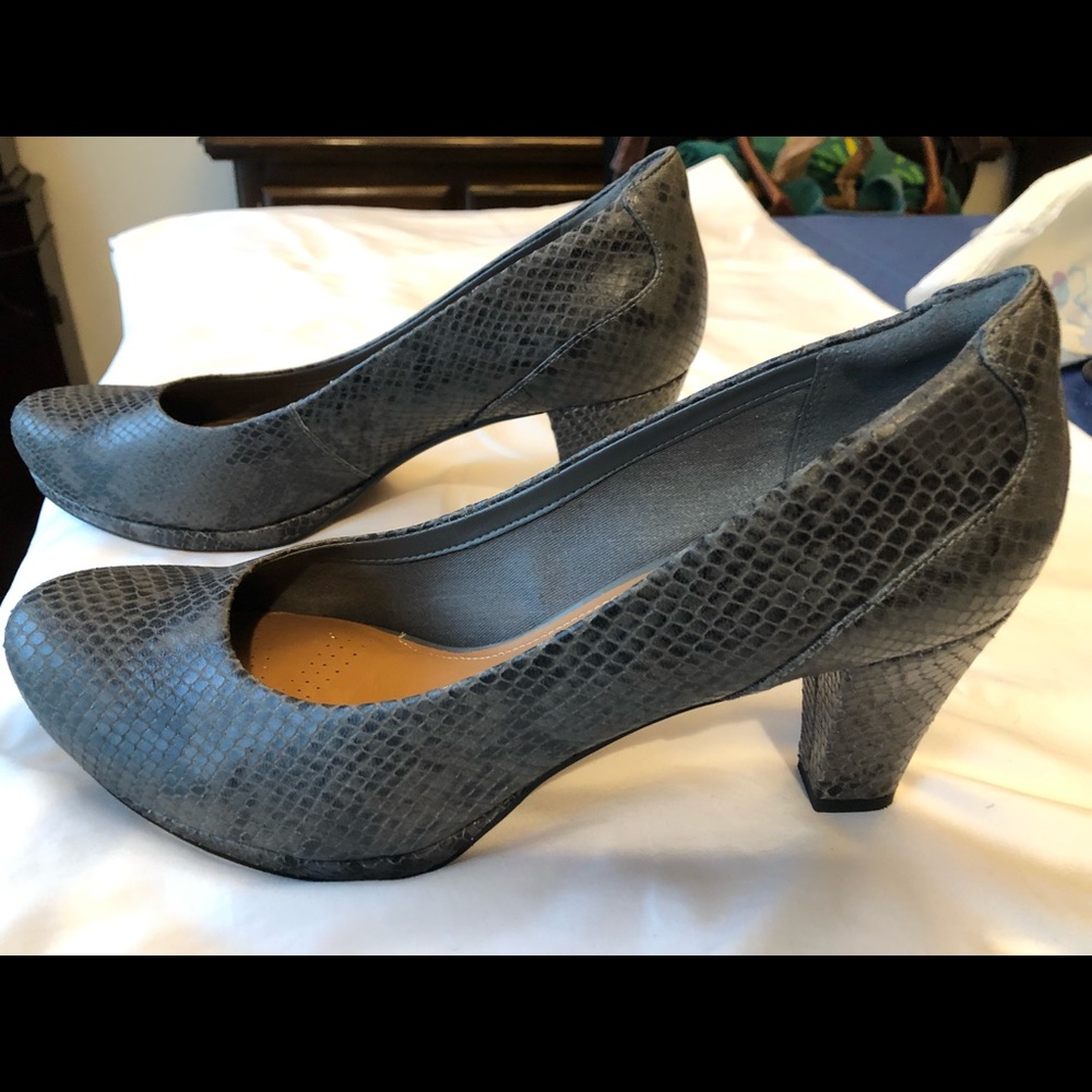 Clark’s Artisan Faux snake skin grey heels sz 12